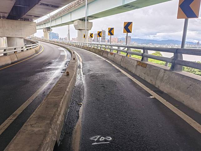 為改善新北大橋機車道(板橋往三重方向)鋪面品質，養工處將於10月21日至23日晚間10時至翌日清晨6時，辦理道路銑鋪工程。(新北市工務局提供)