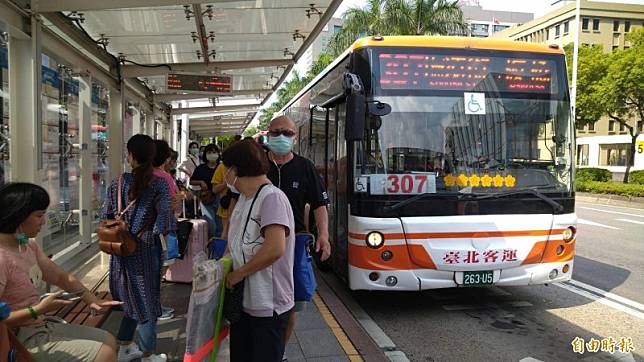 307路公車是大台北地區班次最密集、運量最大的公車路線，北市交通局近日完成接駛審查，由首都客運與台北客運取得。(記者蔡亞樺攝)