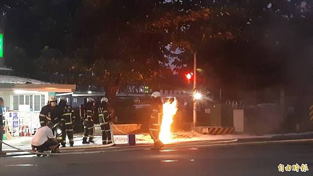 疑油氣外洩，台東市中興路排水溝連環氣爆。(記者黃明堂攝)