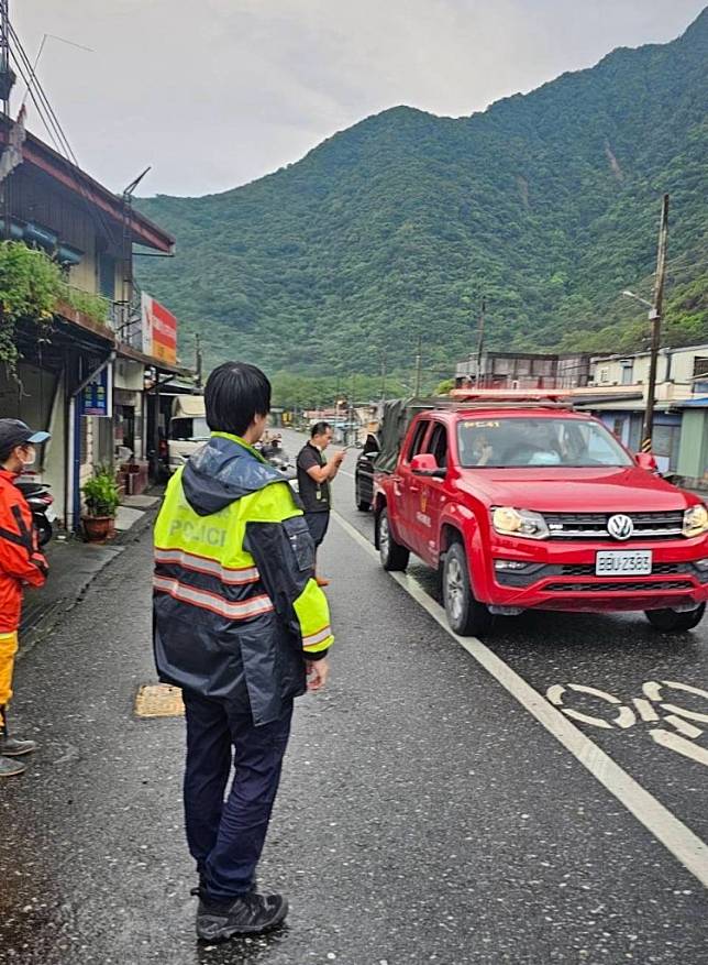 花蓮警消人員協助和中社區村民遷往安置地點。(新城警分局提供)