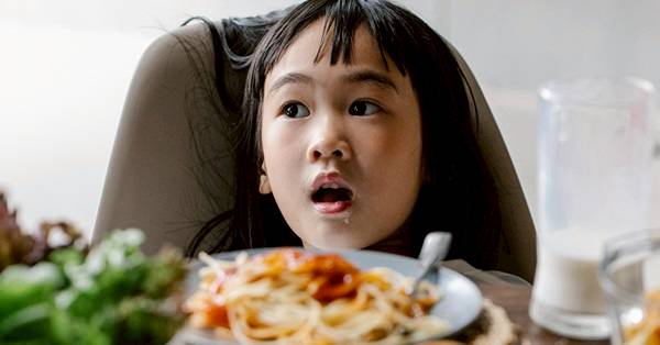 酒精揮發了小孩就可以吃？醫師解答：4種即使煮過也不該給孩子吃的食物！
