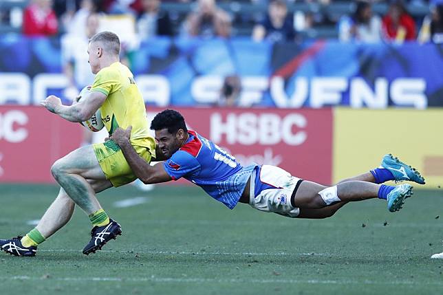 Australia’s Henry Hutchison tries to get away from Samoa's Elisapeta Alofipo during their pool C clash at the LA Sevens. Photo: Mike Lee – KLC fotos for World Rugby