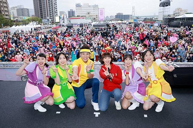 葡萄姐姐(左起)、酪梨姐姐、香蕉哥哥、草莓姐姐、天竺鼠姐姐、百香果姐姐。(資料照，東森提供)