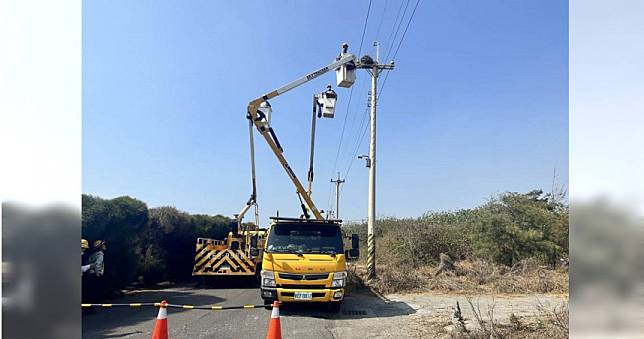 高雄電線桿驚現80公分喜鵲鳥巢　台電出動升空車助搬家以免造成停電