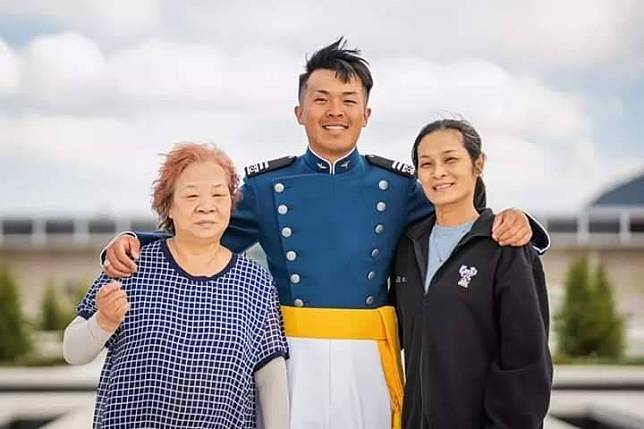 我國留美空軍官校學生徐皓明的母親和外婆，日前赴美參加徐皓明的畢業典禮，卻遭遇嚴重車禍，受到台灣社會關注。(民眾提供)