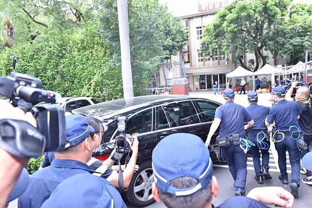 監察院長被提名人陳菊14日於上午11點半左右乘坐民進黨總召柯建銘的車離開立法院。（楊約翰攝）