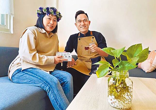 全國手沖咖啡冠軍杜博森與妻子鍾佳蓁以2人專長咖啡及精油調香，回到故鄉霧台開設特色咖啡館。（林和生攝）