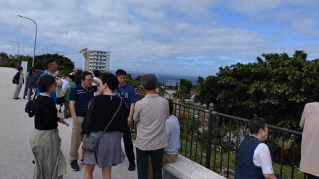 位於沖繩縣本部町的「沖繩美麗海水族館」在海嘯警報發布後，館內的遊客急忙來到高處避難。（圖／翻攝自每日新聞）