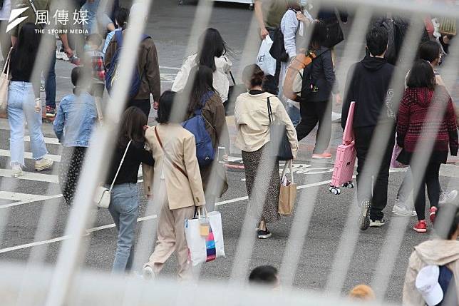 春節將至，醫師提醒，民眾聚餐應盡可能避免生食，勤洗手、戴口罩。示意圖。（資料照，柯承惠攝）