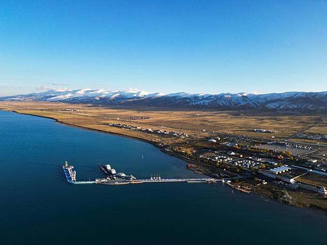 An aerial drone photo taken on Oct. 18, 2024 shows a scenic spot of Qinghai Lake in northwest China's Qinghai Province. (Xinhua/Zhang Long)