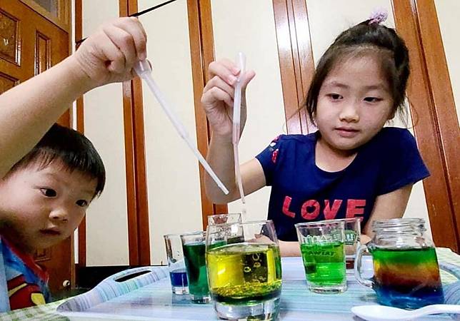 台南市家庭教育中心推出親子共學影片，影片內容邀請家庭分享有趣生活照。（教育局提供）