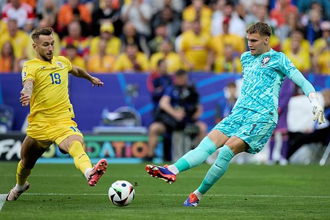 Bart Verbruggen &reg;, goalkeeper of the Netherlands, vies with Denis-Mihai Dragus of Romania during the UEFA Euro 2024 Round of 16 match between Romania and the Netherlands in Munich, Germany on July 2, 2024. (Xinhua/Meng Dingbo)