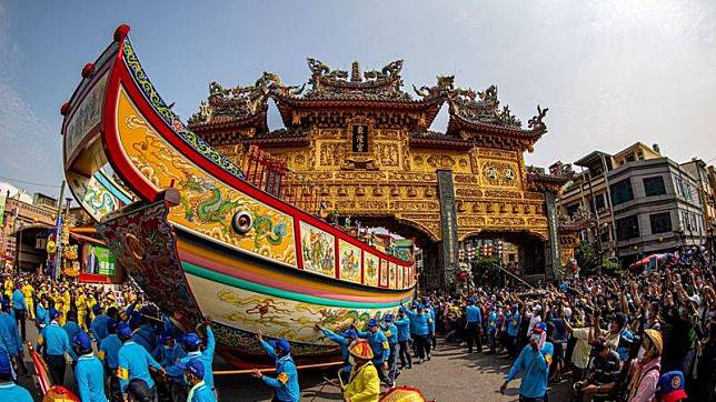 屏東東港迎王平安祭典圓滿落幕，屏東縣長潘孟安1日在臉書宣布打造王船博物館，一艘比照1：1大小王船將在挑高大廳中震撼全場。 （東隆宮提供） 中央社記者郭芷瑄傳真 110年11月1日  
