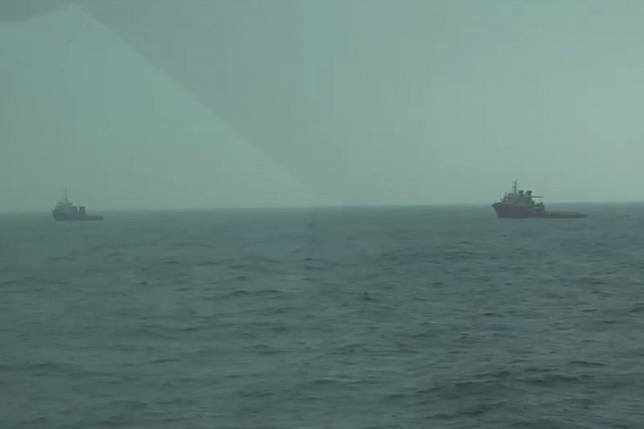 中國籍「寧海拖5001」及「遠辰」兩艘拖船於鵝鑾鼻西南外海。（海巡署提供）