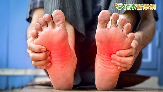 腳底大部分是走久了出現疼痛感，主要為足底筋膜炎。