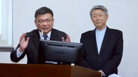 經濟部長郭智輝（右）與台電董事長曾文生（左），在立法院經濟委員會備詢。資料照，周永受攝