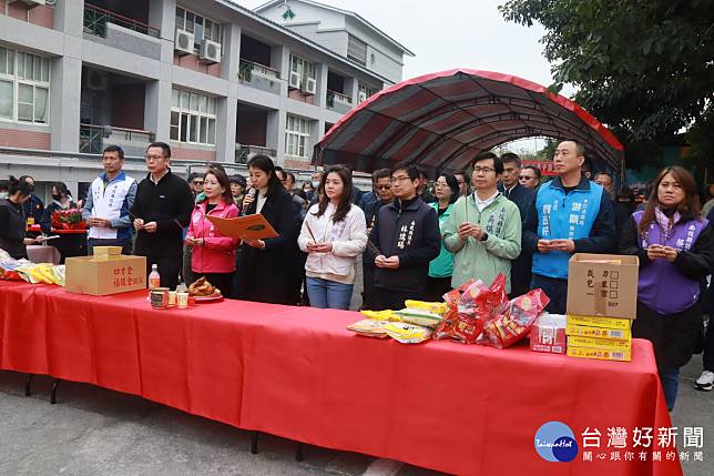 許縣長主持動土典禮頌讀祝禱詞上香等。（記者扶小萍攝）