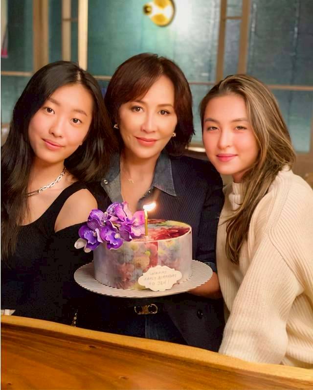 16歲時的康堤與劉嘉玲慶祝生日。（圖/Instagram@carinalau1208）