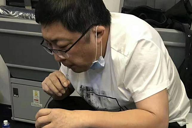 Surgeon Zhang Hong draws out the fluid to ease pressure on the patient’s bladder. Photo: WeChat