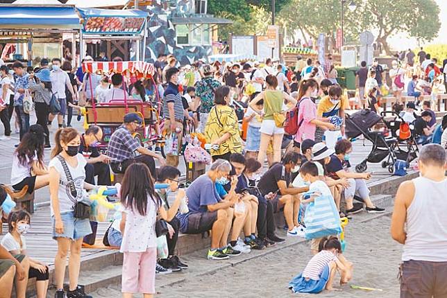 中秋節連續假期第3天，北台灣20日天氣晴朗，再加上新冠肺炎本土疫情趨緩，不少民眾攜家帶眷出遊踏青，八里渡船頭商圈湧入許多遊客。（黃世麒攝）