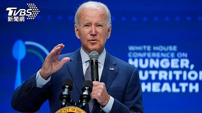 高齡79歲的美國總統拜登（Joe Biden），28日發表談話時疑似又「失憶」，竟公開尋找已於8月初車禍身亡的共和黨籍女議員瓦洛斯基（Jacqueline Walorski）。（圖／達志影像美聯社）