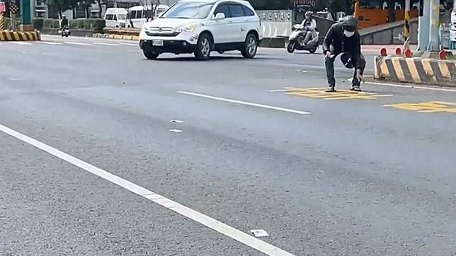 滿地鈔票眾人下車撿 冒失男急奔找警察：我掉的 | EBC 東森新聞 | LINE TODAY