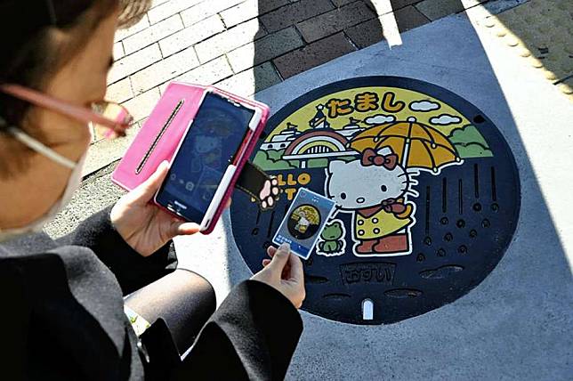 ฝาท่อลาย Hello Kitty ศิลปะบนพื้นถนนของญี่ปุ่น ที่น่ารักจนฉุดไม่อยู่