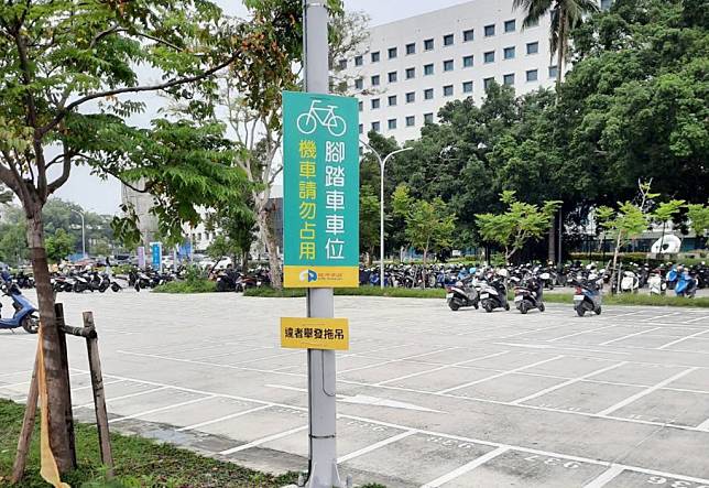 警方在屏東榮總人行道設立禁止停放機車告示，呼籲民眾勿違規停放機車，以免受罰。（記者毛莉攝）