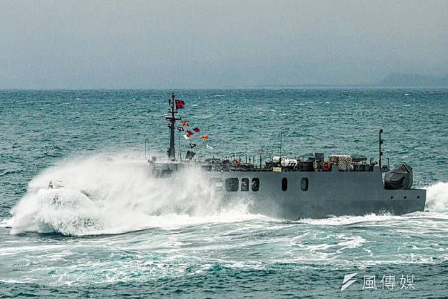 海軍司令部臉書今（26）日稍早發布圖文，出現快速布雷艇編隊、乘風破浪航行等畫面。（取自中華民國海軍臉書）