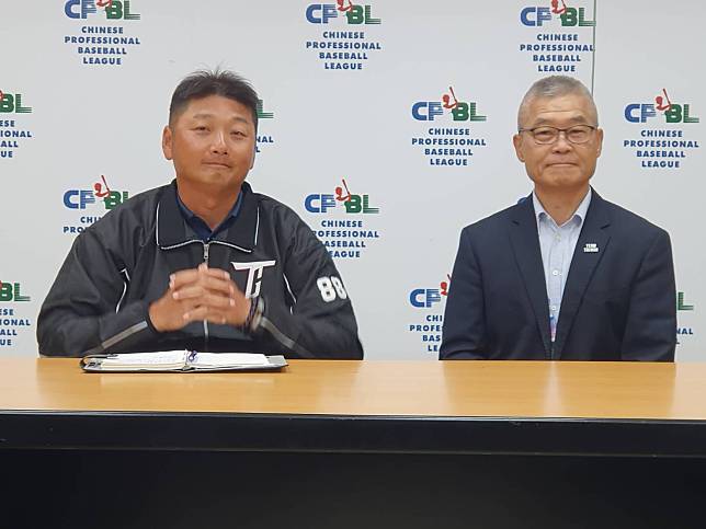 世界12強賽中華隊總教練曾豪駒(左)、中職秘書長楊清瓏(右)。羅惠齡/攝