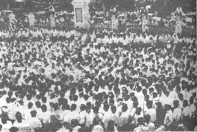 ภาพประกอบเนื้อหา - การชุมนุมประท้วงการเลือกตั้งสกปรก 2 มีนาคม 2500 (ภาพจากหนังสือแผนชิงชาติไทย)