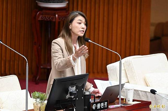 民進黨籍台北市議員顏若芳提出北市未驗苯駢芘，以及曾食物中毒的餐飲業者竟仍掛在衛生局官網的優良單位。(記者陳逸寬攝)