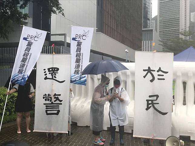 警員家屬在特首辦外讀出訴求(商台新聞 陳詠欣攝)