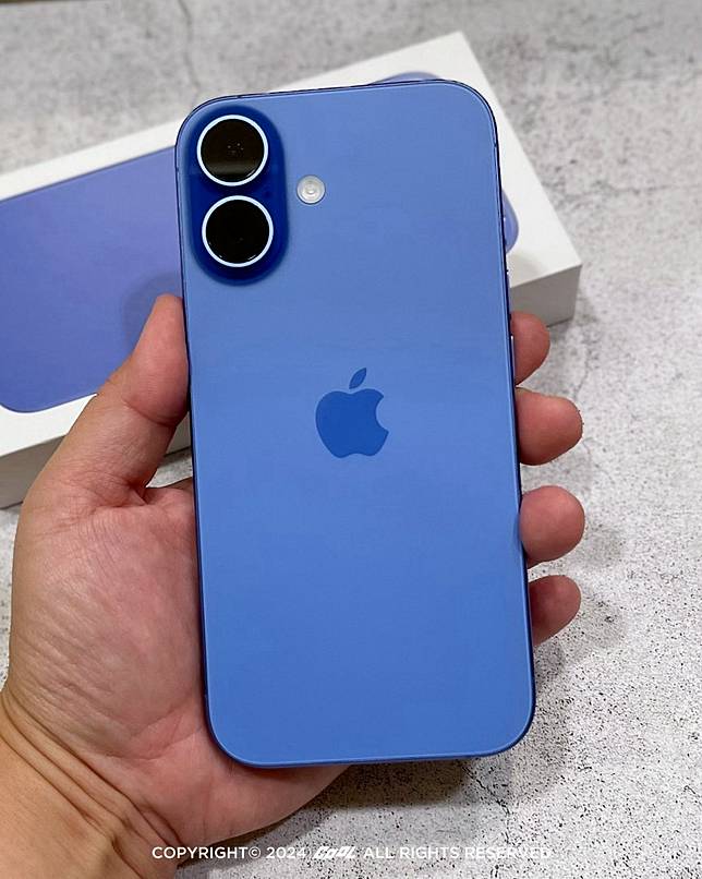 3C潮好玩｜開箱iPhone 16「湛海藍」實機上手玩！5 大亮點升級超有感 