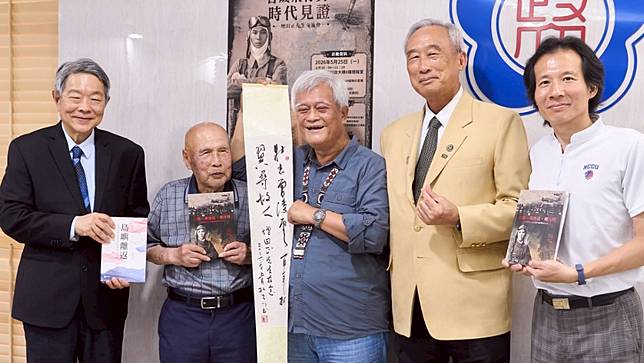 增田正（左二）拜訪政大並與研究團隊交流，現場展示相關出版品與書法作品，見證一段跨越80年的歷史。政大提供