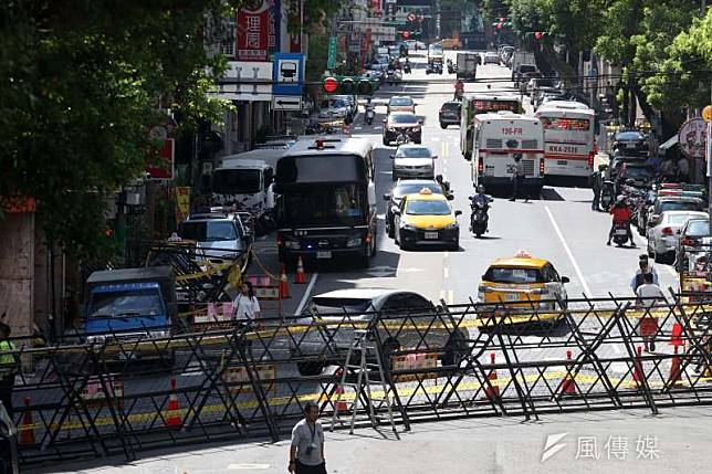 20180619-立法院臨時會處理軍人年改案，19、20日兩天預計完成三讀通過，而反年改團體八百壯士也發出動員令，退軍民眾將分時抵達立法院外陳抗。台北市警方如臨大敵，上周便在院外架設多層的拒馬阻材。（蘇仲泓攝）