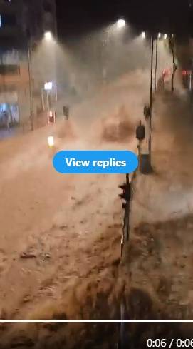 香港暴雨，加上深圳突然洩洪，香港街道慘變滾滾洪流。 圖 : 影片截圖