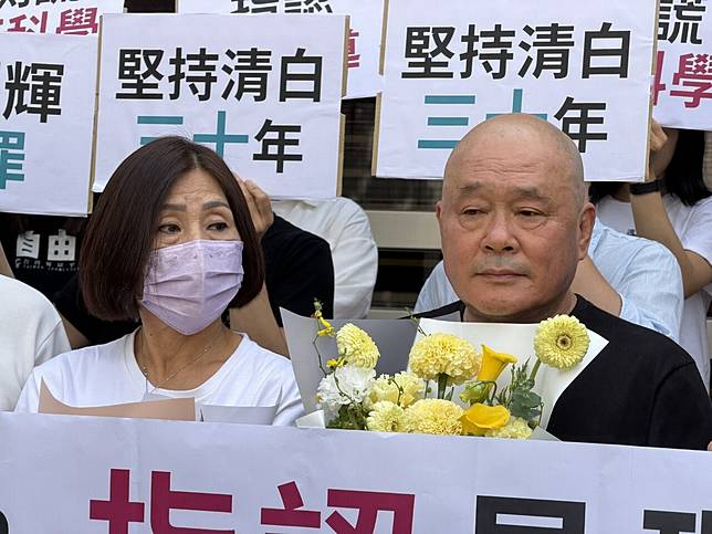 男子蘇耀輝（右）被控砍殺詹姓夫婦判刑8年定讞，台灣高等法院再審今判決蘇無罪，蘇妻（左）陪同到庭聽判。記者林孟潔／攝影