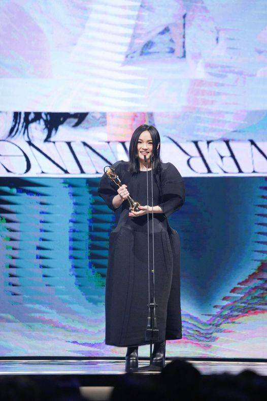 第34屆金曲獎頒獎典禮今天在台北小巨蛋舉行，演唱類最佳作曲人獎由徐佳瑩以「不在一起就不會分開」獲得。 圖：翻攝自金曲ＧＭＡ粉專