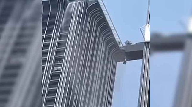 เผยนาที ชายกระโดดข้ามตึก ขณะเกิดแผ่นดินไหว ทางเชื่อมเริ่มแยกตัว ตามหาลูกเมีย 