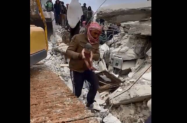 土耳其7.8強震後，敘利亞1名孕婦在倒塌建物下生出小孩，但自己也嚥下最後一口氣。(圖擷自@Talhaofficial01推特)