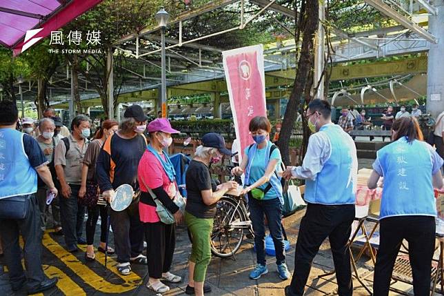 萬家歡愛心團隊關懷街友提供暖心便當，度過飢餓。(圖/萬家歡建設提供)