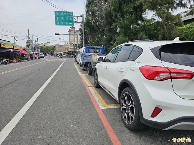 彰化縣鹿港鎮出現謎樣停車格，竟有「紅白黃」三色，讓民眾搞不清楚到底能不能停。(記者劉曉欣攝)