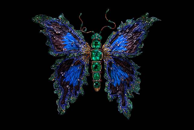 Metamorphosis transformable jewellery sculpture and brooch (Photo: courtesy of Wallace Chan)