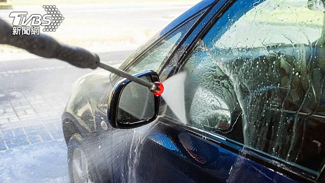 自助洗車不但可以自己清理愛車，且費用相對便宜。（示意圖／shutterstock達志影像）