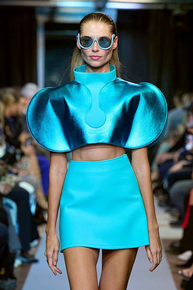 Pierre Cardin2025春夏系列延續太空裝議題，打造未來服裝。