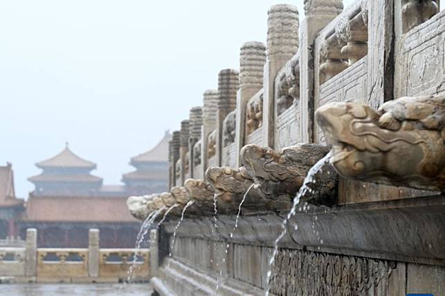 北京少雨，所以7月31日故宮太和殿台基的九龍吐出雨水，對市民來說是難得一見的景象。（圖片來源／新華社截圖）