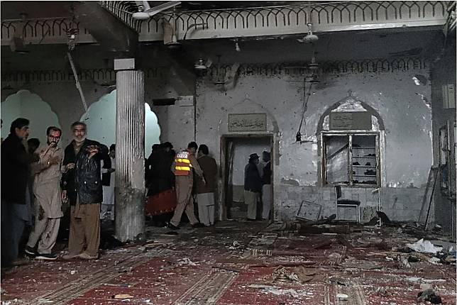 巴基斯坦一處什葉派清真寺 4 日發生自殺式炸彈攻擊，造成62人死亡，另有近200人受傷。   圖：翻攝自推特