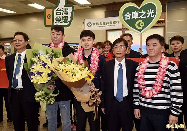 現任台灣隊教練蔣澎龍(左2)在2001年於男子世界杯奪第4名創台灣最佳成績，相隔18年以教練身份指導後輩林昀儒(左3)，見證小林改寫自己保持的紀錄。(記者簡榮豐攝)