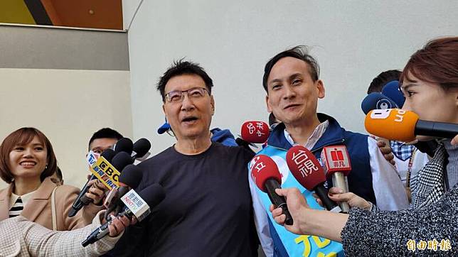 國民黨副總統候選人趙少康(左)指控自由時報等媒體是綠媒，今天仍未道歉。(記者賴筱桐攝)